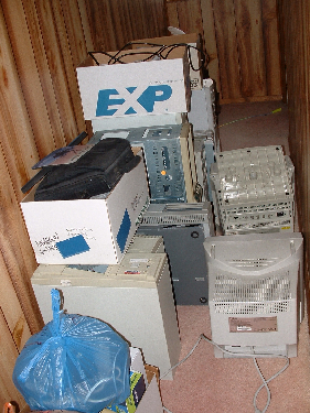 2007-11-06_01_give_away_pile.jpg, 588 KB